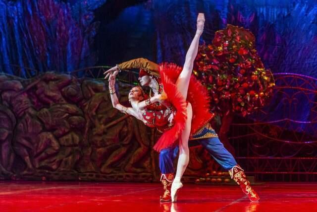 "Жар-Птица". Фото: Oren Cohen, www.pinecohen.com, предоставлено организаторами гастролей (Фото: Oren Cohen, www.pinecohen.com, предоставлено организаторами гастролей) "Жар-Птица". Фото: Oren Cohen, www.pinecohen.com, предоставлено организаторами гастролей