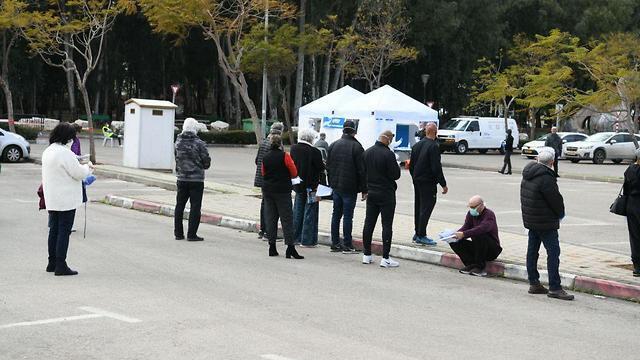Голосование на карантинном участке в Нетании. Фото: Яир Саги