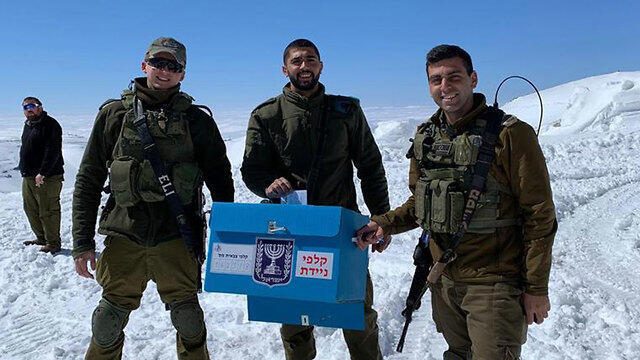 Голосование в воинской части на севере Израиля. Фото: пресс-служба ЦАХАЛа (צילום: דובר צה"ל) Голосование в воинской части на севере Израиля. Фото: пресс-служба ЦАХАЛа