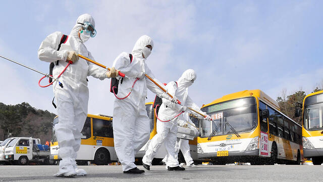 Дезинфекция автобуса в Южной Корее. Фото: EPA