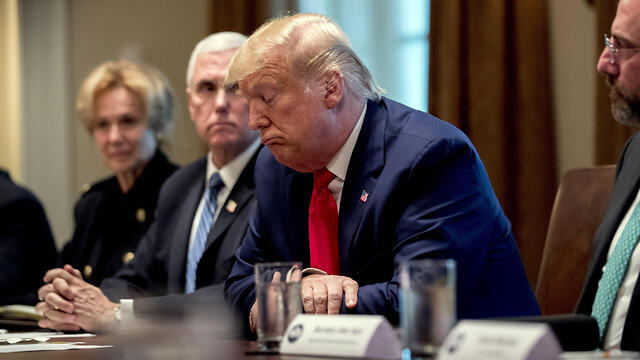 Президент Трамп на совещании по коронавирусу. Фото: AP