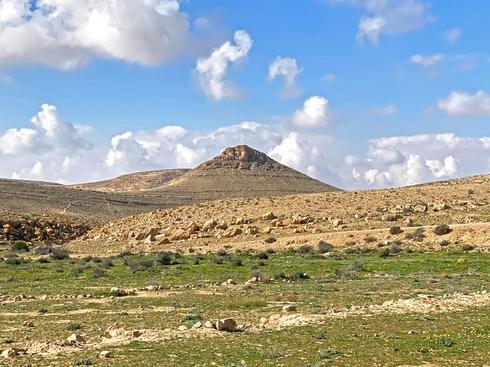 פסגת ראש האלות בורות לוץ (צילום: שרון בן צור) פסגת ראש האלות בורות לוץ