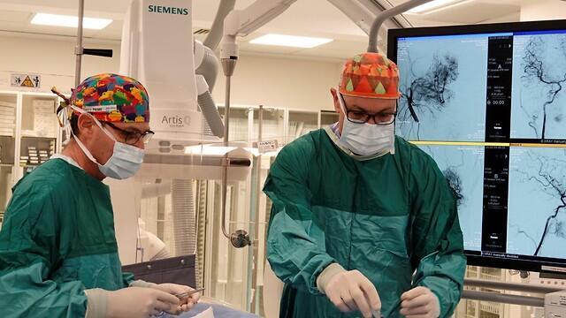 Врачи удаляют ангиофиброму 16-летнему пациенту. Фото: Авигайль Раз (צילום: אביגיל רז) Врачи удаляют ангиофиброму 16-летнему пациенту. Фото: Авигайль Раз