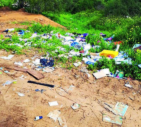 Мусор на цветущем холме. Фото предоставлено жителями (Мусор на цветущем холме. Фото предоставлено жителями) Мусор на цветущем холме. Фото предоставлено жителями