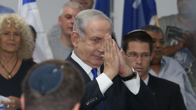 Нетаниягу демонстрирует, как приветствовать, избегая рукопожатия. Фото: Ярив Кац