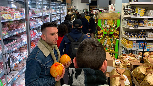 Очередь за продуктами в миланском супермаркете. Фото: AFP