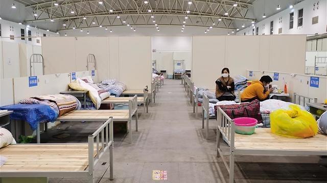 Импровизированная больница в Шанхае для изоляции больных с легким течением болезни. Фото: агентство новостей Китая (צילום: סוכנות הידיעות הסינית שינחואה) Импровизированная больница в Шанхае для изоляции больных с легким течением болезни. Фото: агентство новостей Китая