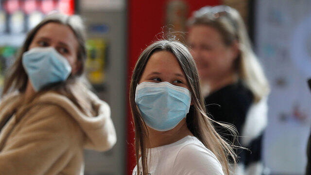Пассажиры в аэропорту Бен-Гурион. Фото: EPA (צילום: EPA) Пассажиры в аэропорту Бен-Гурион. Фото: EPA