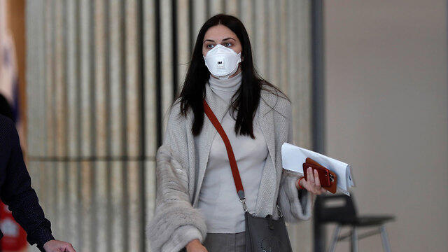 Пассажиры в аэропорту Бен-Гурион. Фото: EPA (צילום: EPA) Пассажиры в аэропорту Бен-Гурион. Фото: EPA