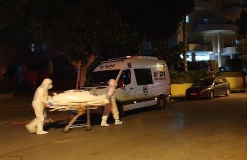 ЗАКА вывозит тело мужчины, умершего в карантине. Фото: ЗАКА 