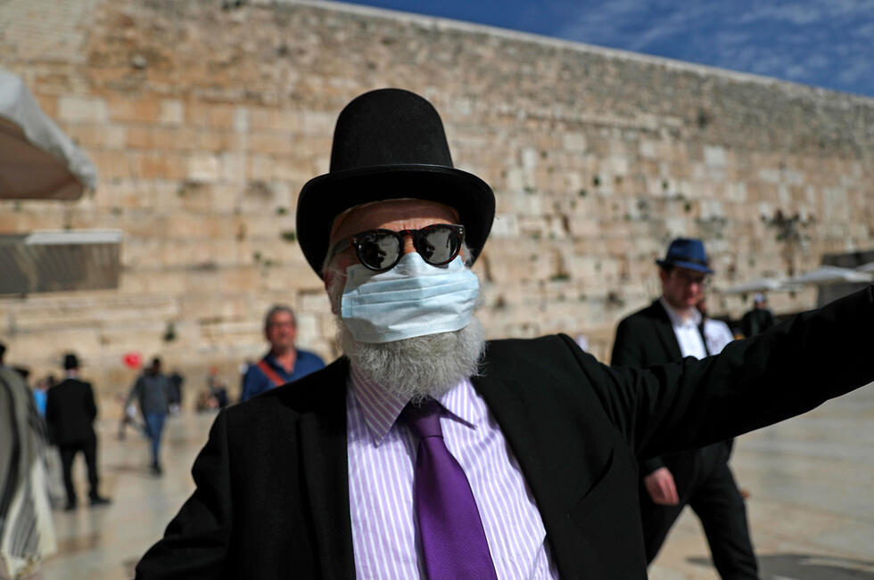 У Стены плача, 11 марта 2020 года. Фото: EPA (צילום: EPA) У Стены плача, 11 марта 2020 года. Фото: EPA