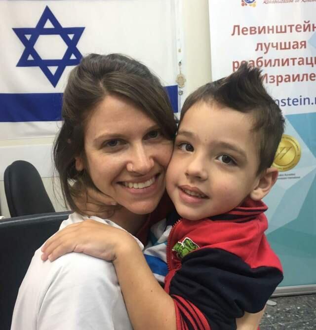 Богдан Гаевой и трудотерапевт больницы "Бейт-Левинштейн" Таня Каролицки. Фото: пресс-служба (Фото: пресс-служба центра "Бейт-Левинштейн") Богдан Гаевой и трудотерапевт больницы "Бейт-Левинштейн" Таня Каролицки. Фото: пресс-служба