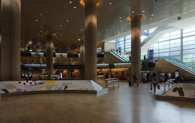 Так нас встретил зал прилета, обычно многолюдный и оживленный