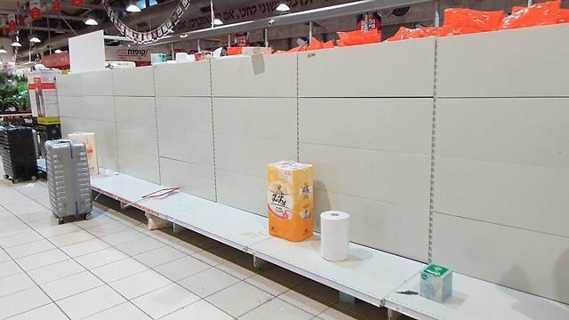 Через 15 минут после открытия магазина. Фото: Шмулик Додфор (צילום: שמוליק דודפור) Через 15 минут после открытия магазина. Фото: Шмулик Додфор