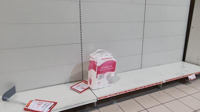 Пустые полки в Раанане. Фото: Шмулик Додфур (צילום: שמוליק דודפור) Пустые полки в Раанане. Фото: Шмулик Додфур