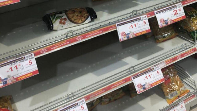 Полки очищаются от продуктов в считанные минутыnullnull Полки очищаются от продуктов в считанные минуты