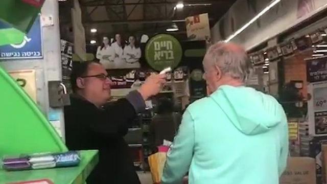 Охранники сменили металлодетекторы на градусникиnullnull Охранники сменили металлодетекторы на градусники