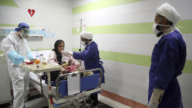 Лечение больной коронавирусом в Иране. Фото: AFP (צילום: AP) Лечение больной коронавирусом в Иране. Фото: AFP