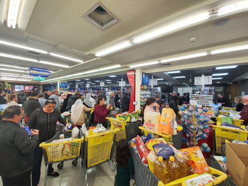 מדפים ריקים מדף ריק סופר ירכא בהלת הקורונה קורונה וירוס נגיף עומס עומסים ציבור