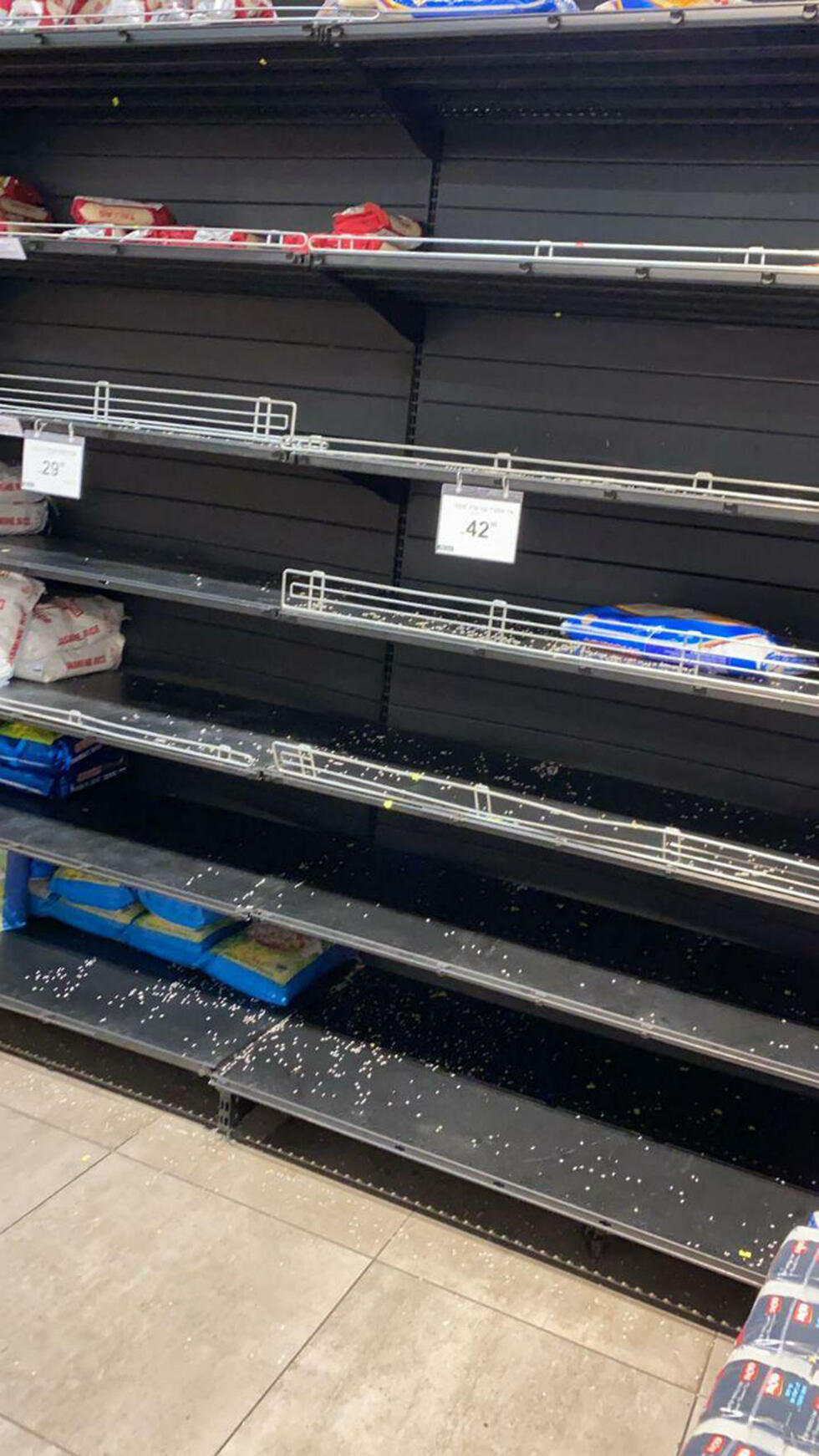 Пустые полки в супермаркете в деревне Яркаnullnull Пустые полки в супермаркете в деревне Ярка