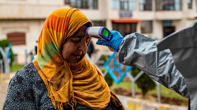 Проверка на симптомы коронавируса в Сирии. Фото: AFP (צילום: AFP) Проверка на симптомы коронавируса в Сирии. Фото: AFP