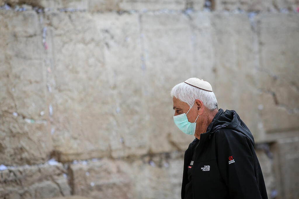 ארכיון 12.3 אנשים עם מסכות ב כותל הכותל המערבי ירושלים נגיף קורונה