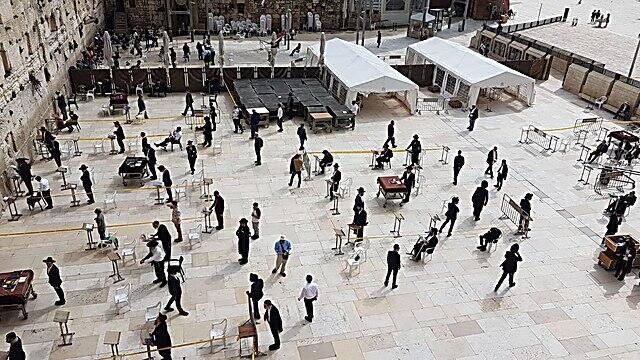 Стена плача: молящиеся держат дистанцию. Фото: Фонд наследия Стены плача (הקרן למורשת הכותל המערבי) Стена плача: молящиеся держат дистанцию. Фото: Фонд наследия Стены плача