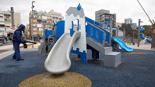 Дезинфекция детской площадки в Бат-Яме. Фото: AP (צילום: AP) Дезинфекция детской площадки в Бат-Яме. Фото: AP