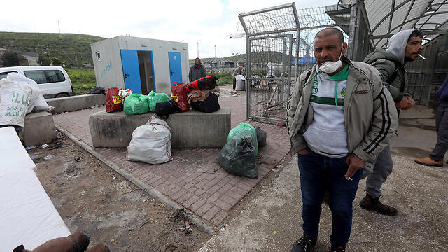 Палестинские рабочие на КПП. Фото: EPA