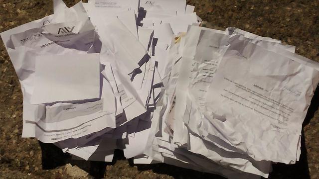 Документы, выброшенные возле Службы трудоустройства. Фото: Меир Охаюн (צילום: מאיר אוחיון) Документы, выброшенные возле Службы трудоустройства. Фото: Меир Охаюн