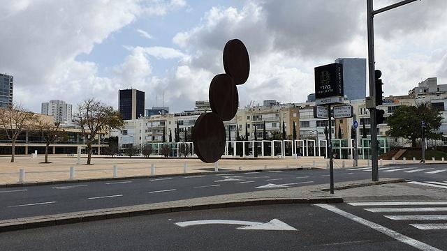 Одно из самых обычно оживленных мест в центре Тель-Авива - площадь около театра "Габима". Фото: Моти Кимхи