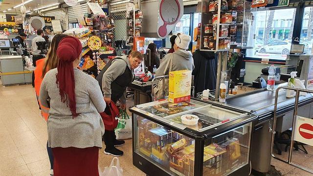 Очередь в одну кассу не должна превышать 4 человек. Фото: Рои Идан