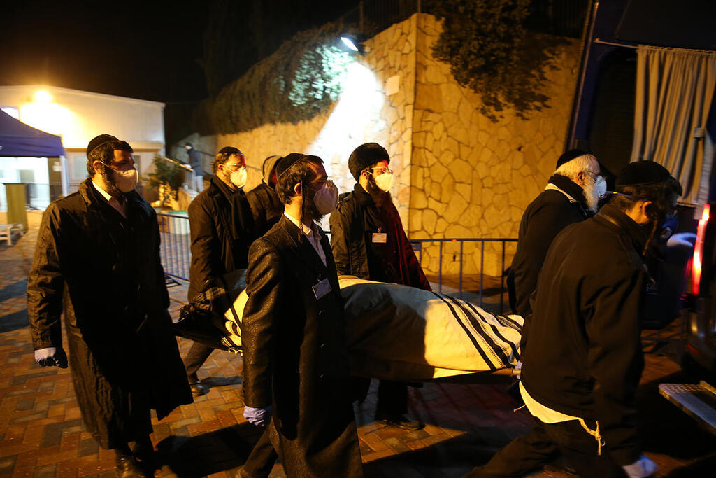 הלוויה של אריה אבן חולה ראשון ש מת מ נגיף קורונה ב ישראל 