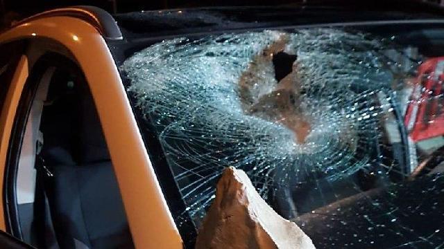  Камень, который был брошен в машину, где находилась беременная женщина. Фото: пресс-служба ЦАХАЛа