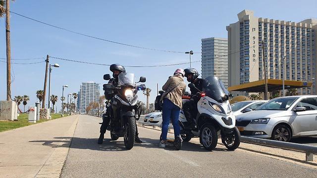 Полиция наблюдает за выполнением правил ЧП. Фото: Барэль Эфраим (צילום: בראל אפרים) Полиция наблюдает за выполнением правил ЧП. Фото: Барэль Эфраим