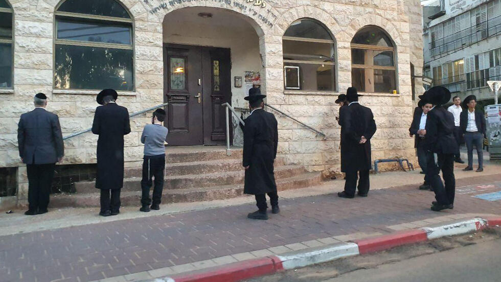 מתפללים ברחובות בני ברק