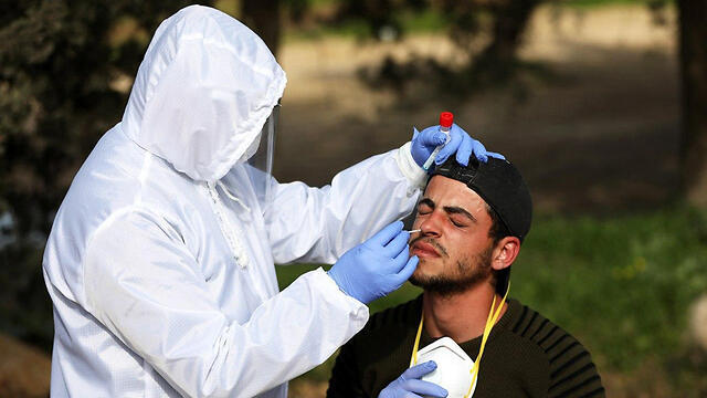 Проверка на коронавирус в районе Хеврона. Фото: EPA (צילום: EPA) Проверка на коронавирус в районе Хеврона. Фото: EPA