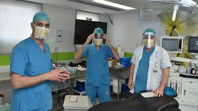 Проверяем маску нового типа. Фото: Эли Коэн-Зикукин (צילום: אלי כהן זיקוקין) Проверяем маску нового типа. Фото: Эли Коэн-Зикукин