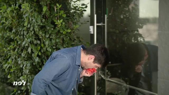 Человек чихает. Из рекламы министерства здравоохранения