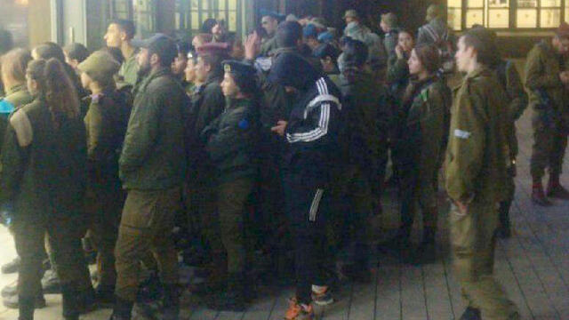 Кадры нарушения требования о дистанции в армииnullnull Кадры нарушения требования о дистанции в армии