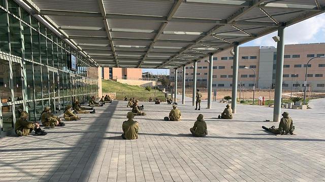База в Негеве: дистанция соблюдается. Фото: пресс-служба ЦАХАЛа (צילום: דובר צה"ל) База в Негеве: дистанция соблюдается. Фото: пресс-служба ЦАХАЛа