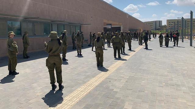 База в Негеве: дистанция соблюдается. Фото: пресс-служба ЦАХАЛа (צילום: דובר צה"ל) База в Негеве: дистанция соблюдается. Фото: пресс-служба ЦАХАЛа