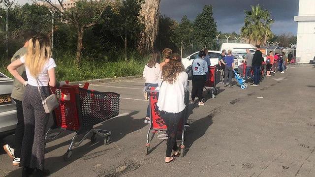 Очередь у супермаркета "Рами-Леви" в Рамат ха-Хаяль