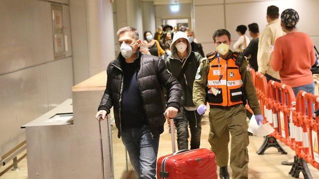 Прилетевших из Минска пассажиров сопровождают к автобусам. Фото: Моти Кимхи (צילום: מוטי קמחי) Прилетевших из Минска пассажиров сопровождают к автобусам. Фото: Моти Кимхи