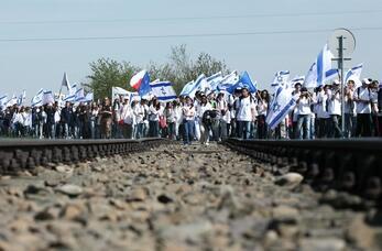 Марш жизни из Освенцима в Биркенау. Фото: praszkiewich, shutterstock (Фото: praszkiewich, shutterstock) Марш жизни из Освенцима в Биркенау. Фото: praszkiewich, shutterstock