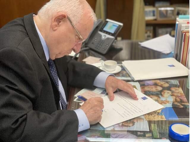 Президент Израиля Реувен Ривлин пишет сообщение для таблички памяти (Президент Израиля Реувен Ривлин пишет сообщение для таблички памяти) Президент Израиля Реувен Ривлин пишет сообщение для таблички памяти