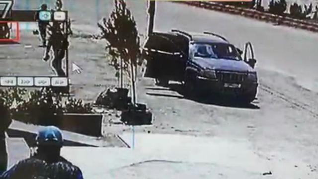 Бегство из машины, возле которой разорвалась ракета и по кoторой впоследствии был нанесен удар