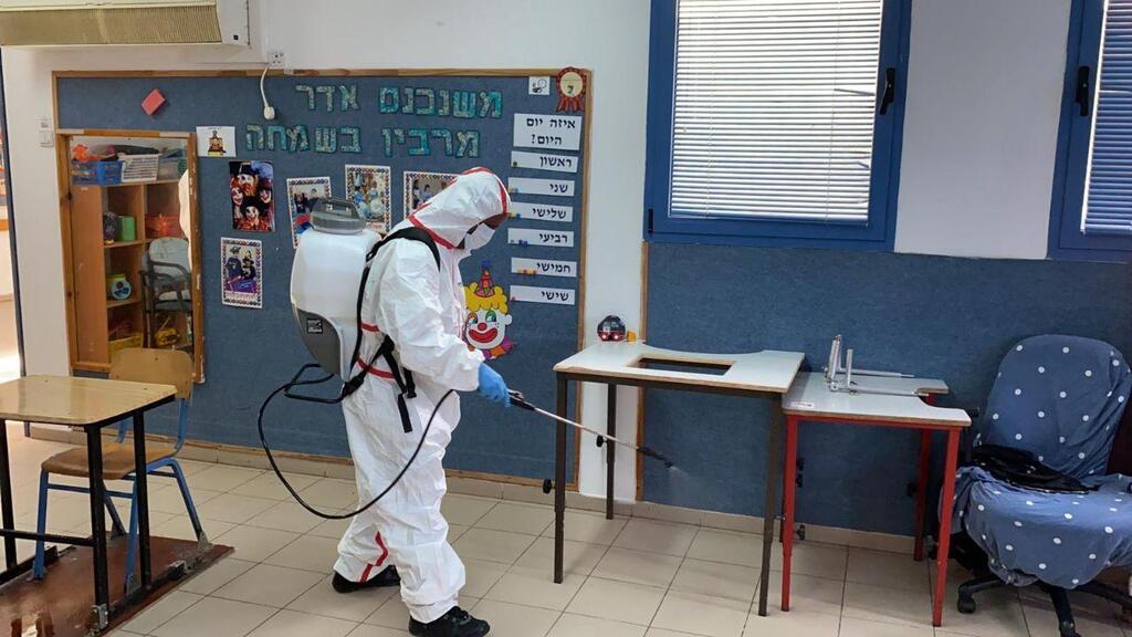 חיטוי ניקיון לקראת חזרה לימודים תלמידים בית ספר גיל חיפה נגיף הקורונה קורונה חינוך מיוחד (צילום: ראובן כהן, דוברות עיריית חיפה) חיטוי ניקיון לקראת חזרה לימודים תלמידים בית ספר גיל חיפה נגיף הקורונה קורונה חינוך מיוחד