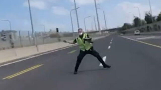 Полицейский пытается остановить мотоциклы