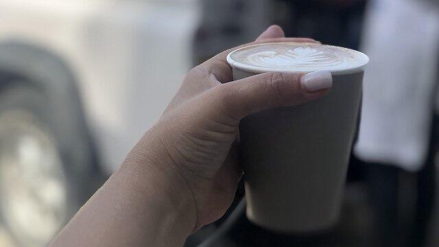 Кофе из передвижной кофейни. Фото: Тики Голанnullnull Кофе из передвижной кофейни. Фото: Тики Голан